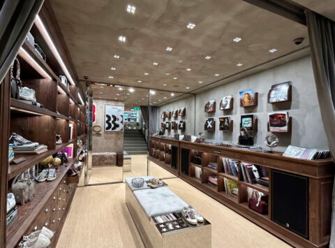 Installazione e montaggio degli arredi su misura per la boutique di lusso Golden Goose