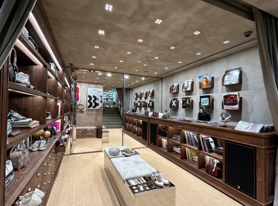 Installazione e montaggio degli arredi su misura per la boutique di lusso Golden Goose
