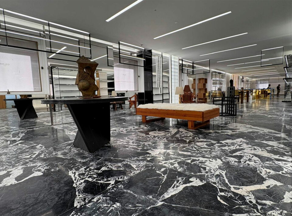 Montaggio dell'arredamento su misura presso la boutique Celine di Milano